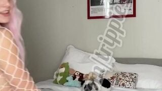 trippie bri, trippie Skinny beauty pulls pussy