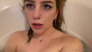 ryliepink, aleciaamaay, aleciaaaaaa onlyfans Busty prostitute poses nude