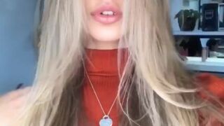 sarahardel onlyfans shakes tits at the stove