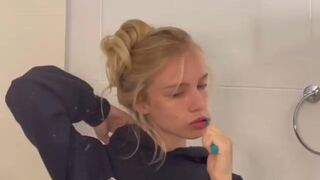 sarahardel onlyfans Cute blonde dancing striptease