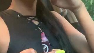 edwinacarlaisaac~1563246318~18046301017164681~1 Dark haired babe digging with sex machine