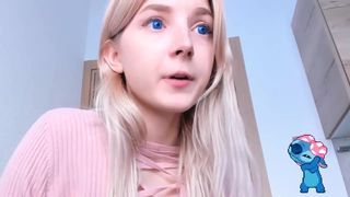 oh_honey_ perfect chick shows elastic buttocks