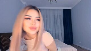 bae_suz chaturbate Busty girl brings herself to petting