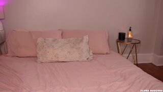 florarodgers onlyfans Busty blonde MILF caresses juicy cunt