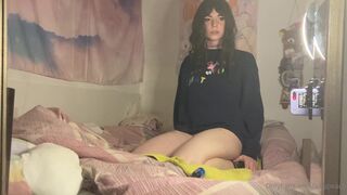 ickypeach onlyfans Imposing slut fucks wet pink hole with fingers