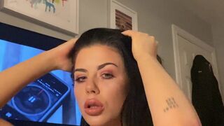 Jazzyj aka jasminheaney onlyfans Exquisite bitch gently jerks her wet pink hole