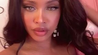 phoenixskye onlyfans Playing with a horny clit