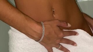 Sierra Skye aka sierraaaskyee onlyfans Busty slut masturbates shaved cunt