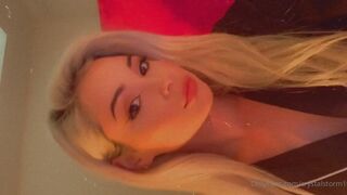 Crystal Storm onlyfans finger in the cave