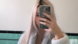 Chloe Spencer aka Ch111oe onlyfans Zierliches Luder spielt mit ihrem nassen Kitzler