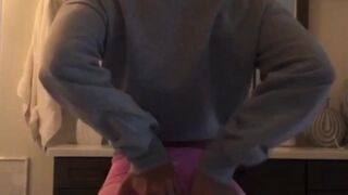 AliceRedlips onlyfans Hot babe fucks both holes