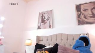 missniley24 wonderful lady fucks her holes