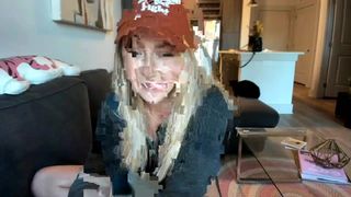 texasthicc mature chick pulls pussy