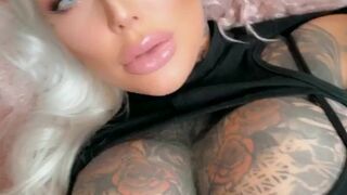 Laur_slutty_bby onlyfansen Brock aka ladylaur Elegant curvy caresses shaved pussy