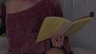 Adorableamy Burning leggy babe pulls clit