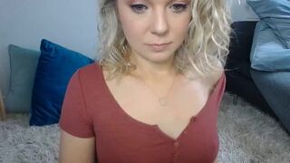 caireen Gorgeous blonde bathes in the bath