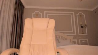 bae_suz chaturbate Feral doll nifty jerks off both holes