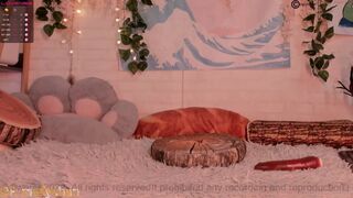 mollyflwers chaturbate Marvelous Babe shows off a gorgeous bosom