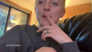 Destinationkat jerking on the chair