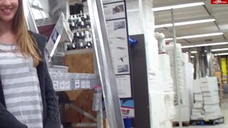Pornopaerchen - Public im Baumarkt seinen Schwanz geblasen