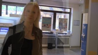 BlondeHexe - PUBLIC Fick in der BANK