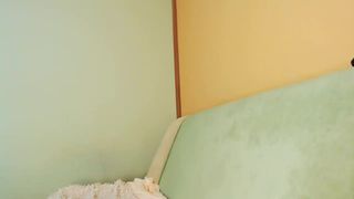 blondiebetsy busty  cam girl  exposes shaved holes