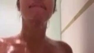 YazmineL onlyfans Delicious bitch pulls her holes