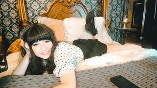 ingennui chaturbate Woman in stockings kicks from cunnilingus