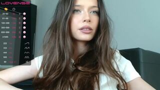 isia_slay chaturbate Busty lady posing in fr