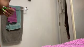 Ari Love aka sweetsexysavagexx onlyfans Yummy babe poses in french chat