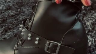 Andrea Alvarez aka andreaalvarezzz onlyfans Black-haired curvy masturbates shaved cunt