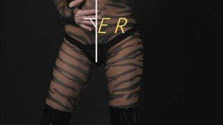 tessafowler onlyfans  caresses the clitoris under the table