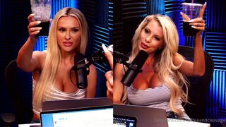 Coffee and Cleavage aka coffeeandcleavage onlyfans runet wriggles in front of webcam