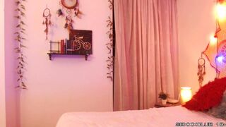 Nicolemanson  fucks cunt with fingers