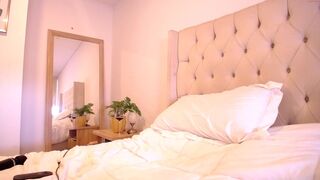 courtneyhonney chaturbate Busty Babe Shows Forms