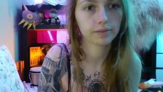 arwen_datnoid chaturbate Skinny nipple pulls pussy with fingers