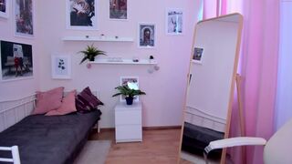 linda_hardy chaturbate Charming babe shows off beautiful sissy