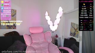 victoriahillova chaturbate Sexy wench gently masturbates pussy