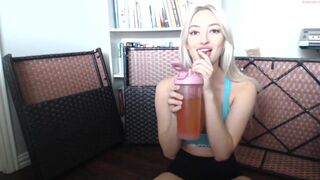 miss_bee chaturbate Blonde darling seductively rubs her cunt