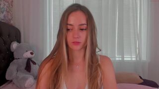 angelina_new Skinny squirt stretches the vagina