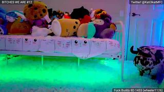 kati3kat Busty harlot fingering pussy