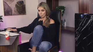 alliesynn Cute young lady shows big tits