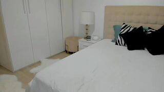 l_u_a_  stripping and masturbating