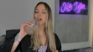 kimtylor_ Cute brunette fucked cunt with phallus