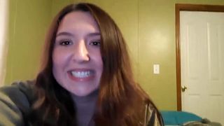 vixen01 black-haired beauty pulls sex lips