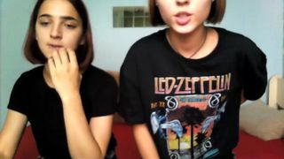 lari_18 beauty close fingers clit