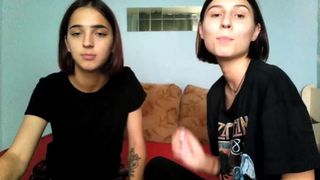 lari_18 beauty close fingers clit