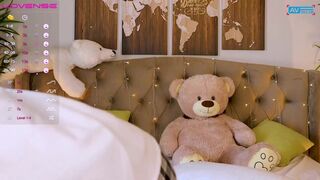 aariaaadox Busty babe gently caresses her pussy