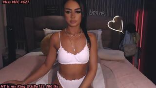 morrenna Gorgeous chick fucks both holes