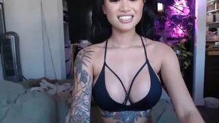 prettyx0kat Bitch with big ass turns on chic body
